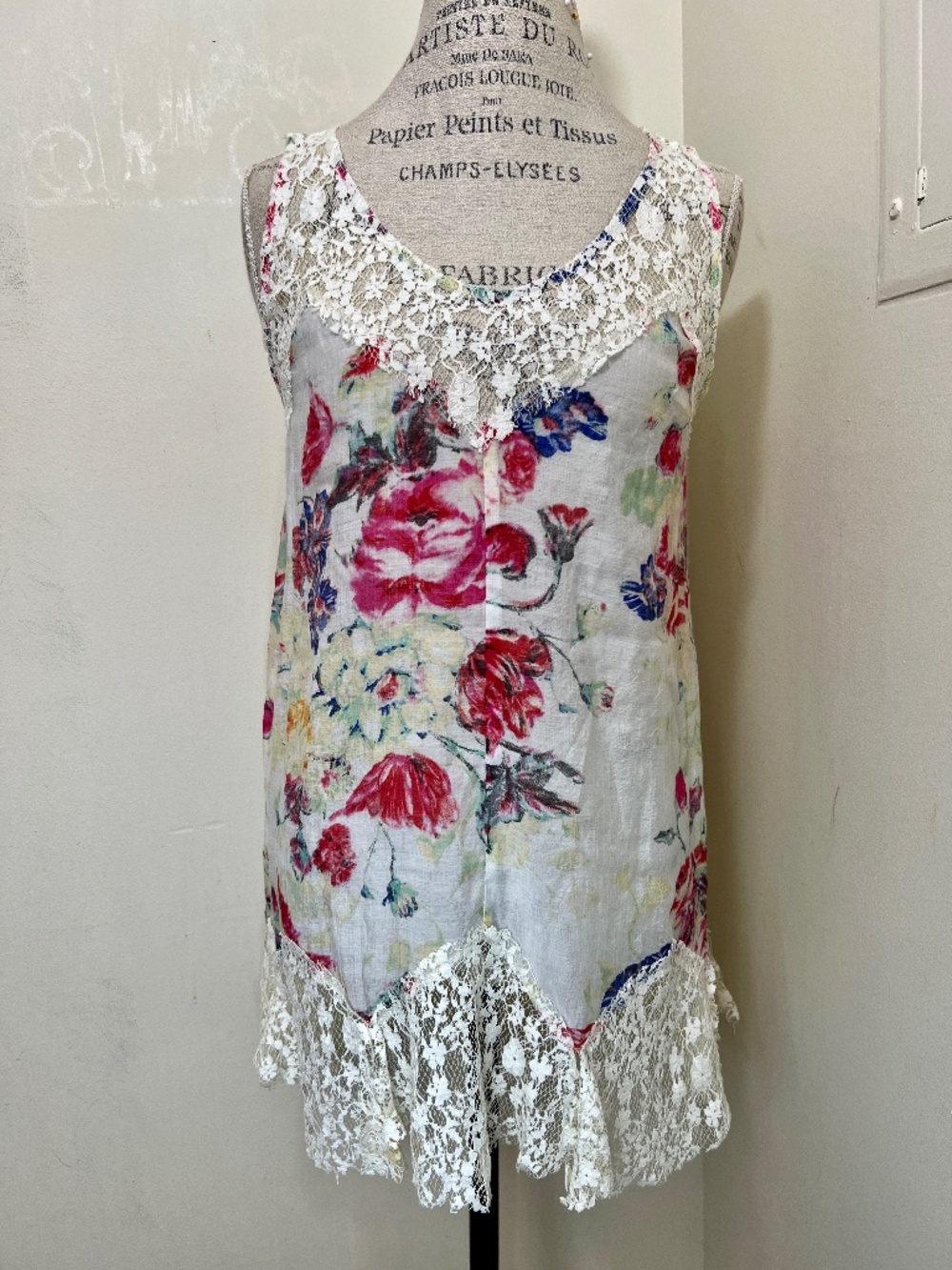 Absolutely gorgeous floral dress with lace trim Rayon blend Size M